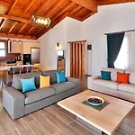 וילה İslamlar 2 Bedroom Secluded With Private Pool Hot Tub קלקן