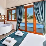 İslamlar 2 Bedroom Secluded With Private Pool Hot Tub וילה קלקן