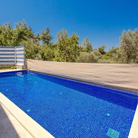 İslamlar 2 Bedroom Secluded With Private Pool Hot Tub וילה